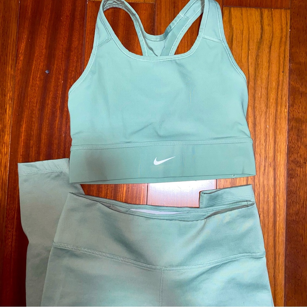 Nike set- sports bra and leggings
